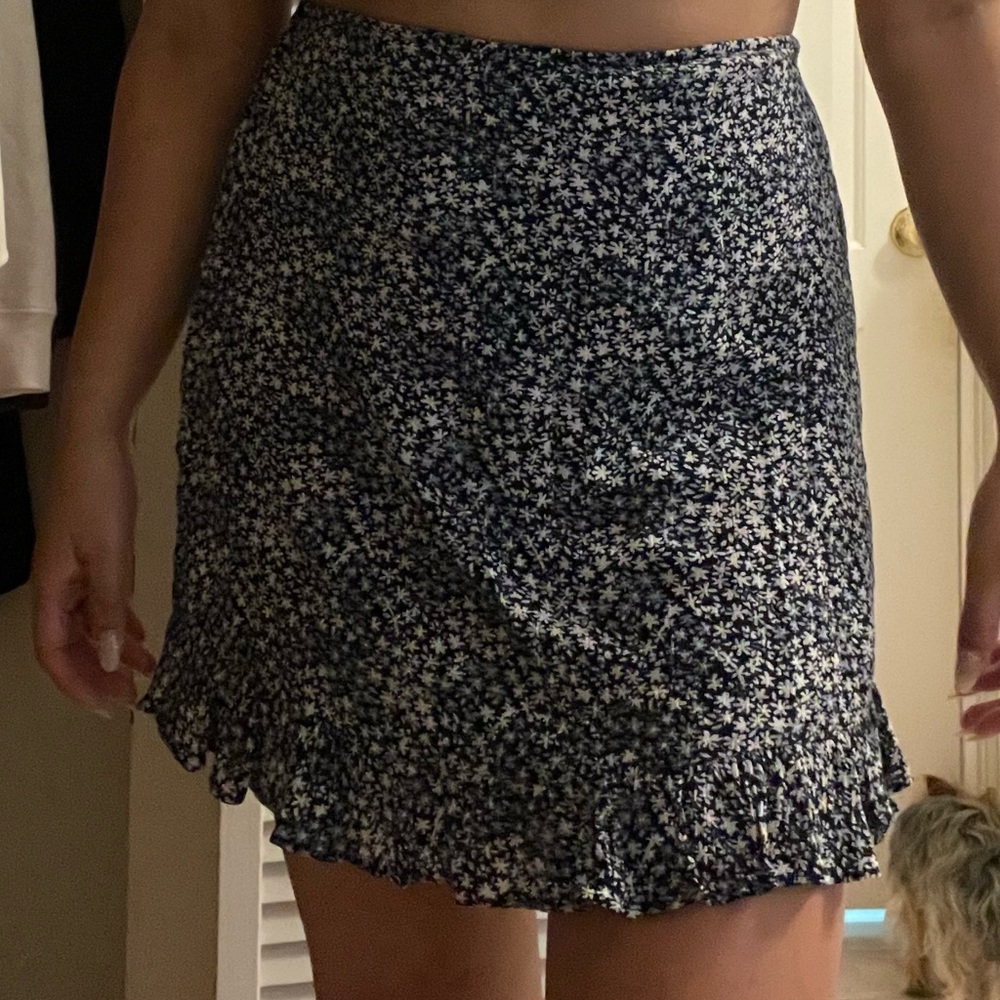 ABERCROMBIE women’s blue and shite floral high waisted skirt.